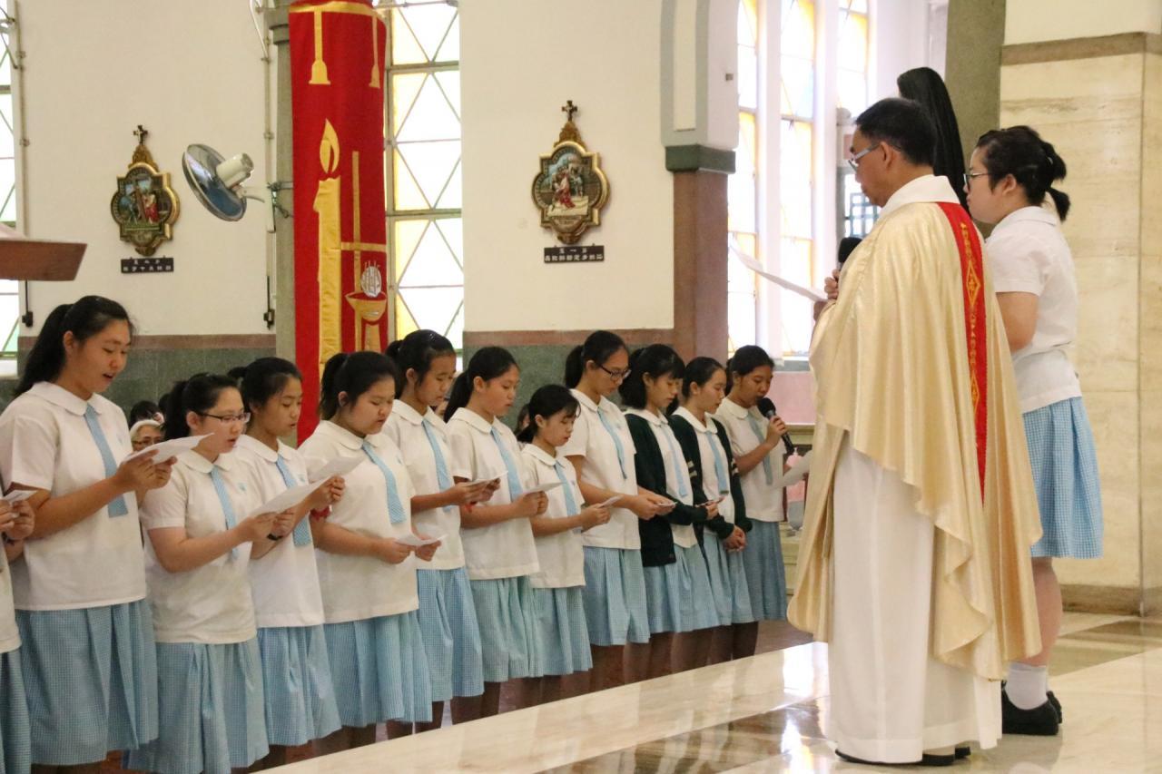 天主教同学会干事接受神父的祝福及派遣